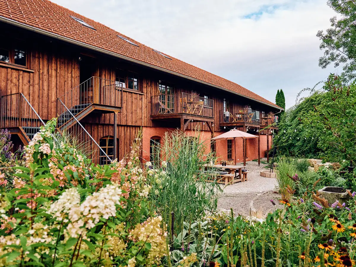 Historisches Holzgebäude mit Garten, Balkonen und Terrasse